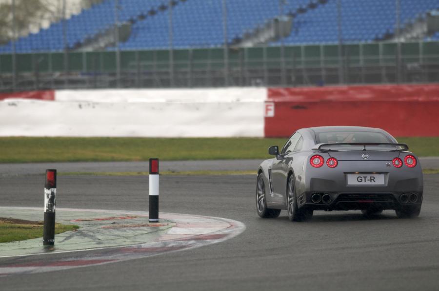  Nissan GT-R 2013 года  (EU) (фото 57 из 69)